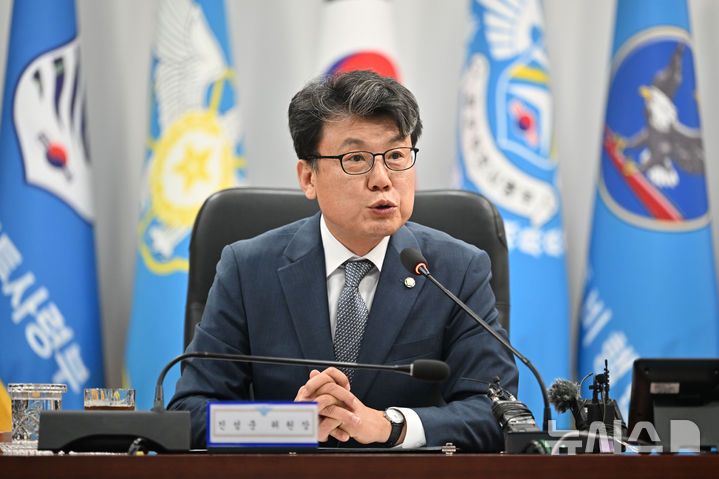 [전남광주=뉴시스] 이영주 기자 = 진성준 국회 국방위원장이 15일 오전 전남광주 광산구 공군1전투비행단 내에서 1전비를 대상으로 진행하는 국정감사 모두발언을 하고 있다. 2026.10.15. leeyj2578@newsis.com