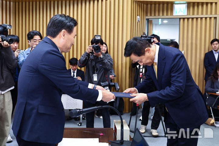 증인선서문 제출하는 오세훈 시장