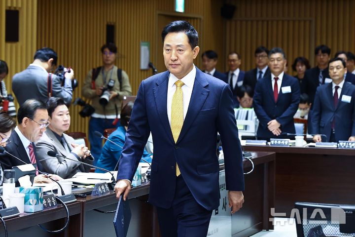 [서울=뉴시스] 황준선 기자 = 오세훈 서울시장이 15일 서울 중구 서울시청에서 열린 '2026 국회 행정안전위원회 서울특별시 국정감사'에서 김영진 행안위원장에 증인선서문을 제출하기 위해 이동하고 있다. (공동취재) 2026.10.15. photo@newsis.com