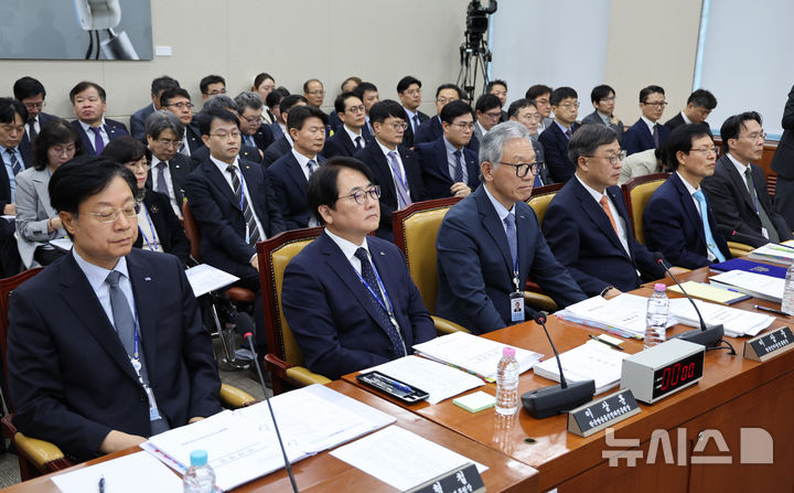 [서울=뉴시스] 최진석 기자 = 박윤규 정보통신산업진흥원장을 비롯한 피감기관 장들이 15일 여의도 국회에서 열린 과학기술정보방송통신위원회의 정보통신산업진흥원 등에 대한 국정감사에 출석해 있다. 앞줄 왼쪽부터 김형철 한국지능정보사회진흥원장, 이상훈 한국방송통신전파진흥원장, 이상중 한국인터넷진흥원장, 박 원장, 양재수 한국데이터산업진흥원장, 박원재 소프트웨어정책연구소장. 2026.10.15. myjs@newsis.com