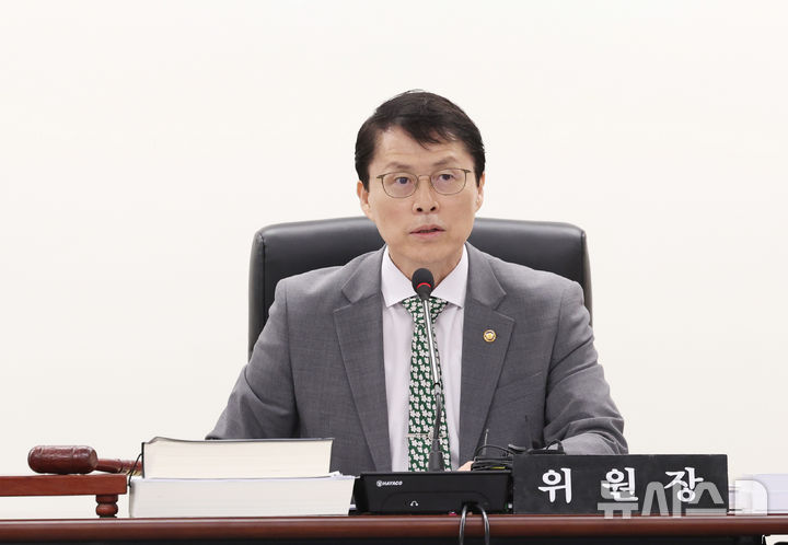 [서울=뉴시스] 조수정 기자 = 최원호 원자력안전위원회 위원장이 15일 오전 서울 종로구 원안위에서 열린 2026년 제16회 전체회의를 주재하고 있다. 2026.10.15. chocrystal@newsis.com
