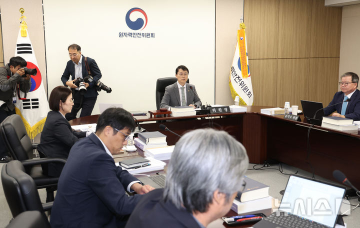 [서울=뉴시스] 조수정 기자 = 최원호 원자력안전위원회 위원장이 15일 오전 서울 종로구 원안위에서 열린 2026년 제16회 전체회의를 주재하고 있다. 2026.10.15. chocrystal@newsis.com