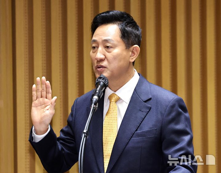 [서울=뉴시스] 황준선 기자 = 오세훈 서울시장이 15일 서울 중구 서울시청에서 열린 '2026 국회 행정안전위원회 서울특별시 국정감사'에서 증인선서를 하고 있다. (공동취재) 2026.10.15. photo@newsis.com