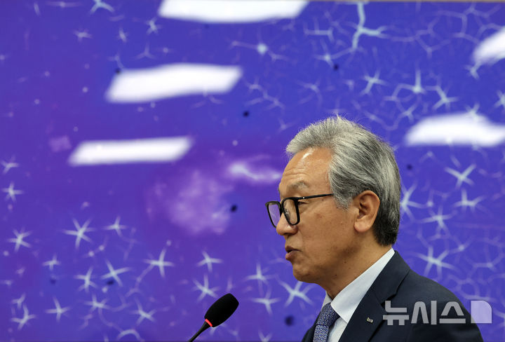 [서울=뉴시스] 최진석 기자 = 이상중 한국인터넷진흥원 원장이 15일 여의도 국회에서 열린 과학기술정보방송통신위원회의 정보통신산업진흥원 등에 대한 국정감사에 출석해 인사말하고 있다. 2026.10.15. myjs@newsis.com