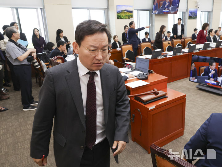 퇴장하는 김형동 기후노동위 야당간사