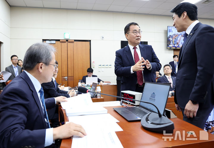 송기헌 위원장과 대화 나누는 과기방통위 여야 간사