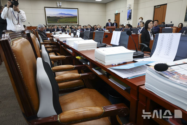 텅 빈 국민의힘 의원 자리