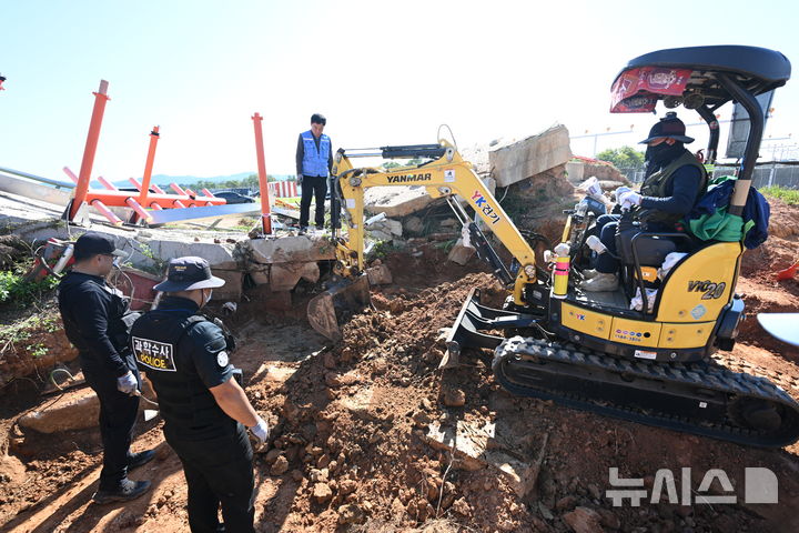 [무안=뉴시스] 이현행 기자 = 15일 오전 전남광주통합특별시 무안국제공항에서 12·29 여객기 참사 당시 제주항공 기체와 부딪힌 로컬라이저(둔덕) 수색을 위한 굴토 작업이 진행 중이다. 2026.10.15. lhh@newsis.com