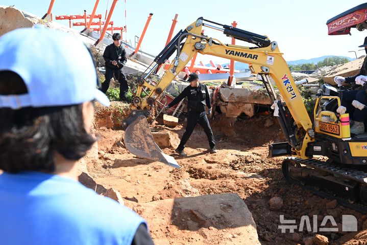 [무안=뉴시스] 이현행 기자 = 15일 오전 전남광주통합특별시 무안국제공항에서 12·29 여객기 참사 당시 제주항공 기체와 부딪힌 로컬라이저(둔덕) 수색을 위한 굴토 작업이 진행 중이다. 2026.10.15. lhh@newsis.com