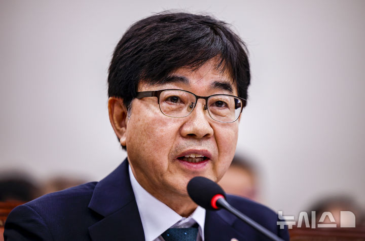 답변하는 인태연 소상공인시장진흥공단 이사장