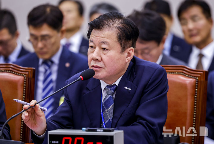 답하는 강석진 중진공 이사장