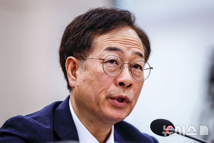 질문에 답하는 권형택 기술보증기금 이사장