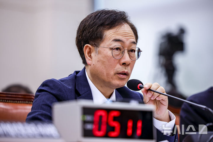 질문에 답하는 권형택 기술보증기금 이사장