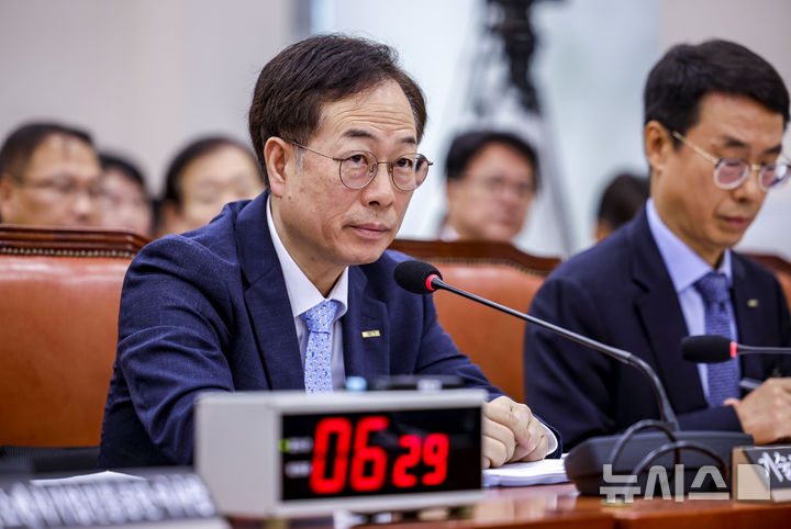 질문에 답하는 권형택 기술보증기금 이사장
