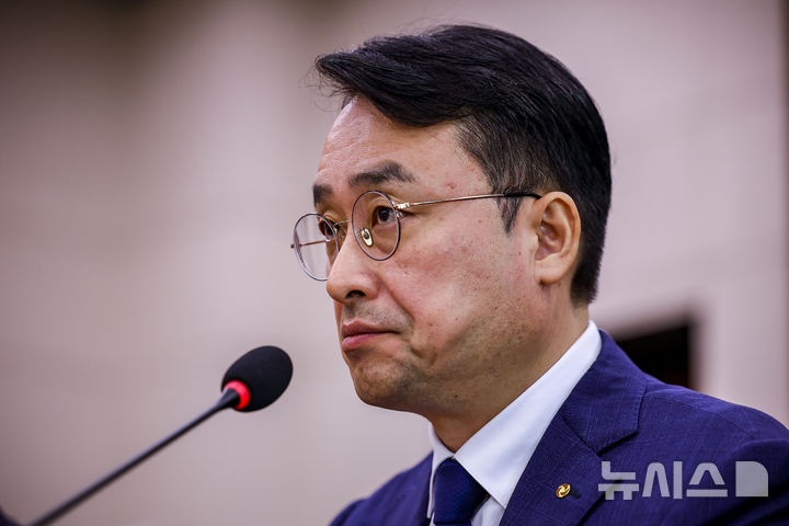 답변하는 이헌욱 한국부동산원 원장