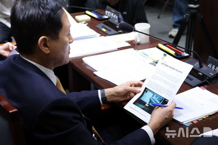 한강 버스 관련 의혹 기사 읽는 오세훈 서울시장