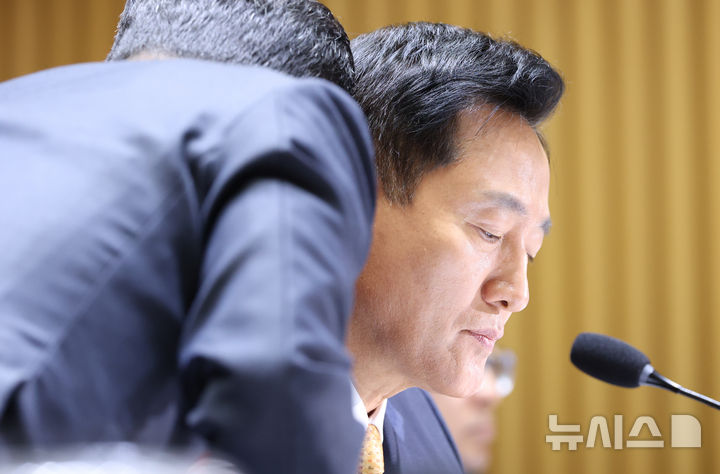 대화하는 오세훈 서울시장
