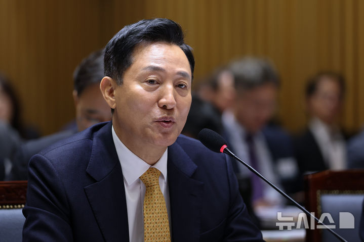 [서울=뉴시스] 황준선 기자 = 오세훈 서울시장이 15일 서울시청에서 열린 국회 행정안전위원회의 서울특별시에 대한 국정감사에서 의원 질의에 답변하고 있다. 2026.10.15. hwang@newsis.com