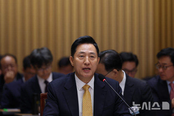 의원 질의 답변하는 오세훈 서울시장