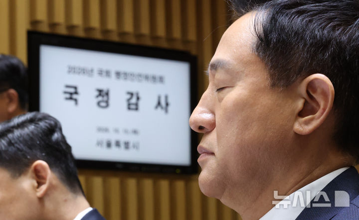 생각에 잠긴 오세훈 시장