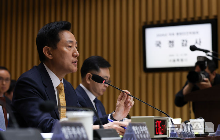 의원 질의 답변하는 오세훈 서울시장