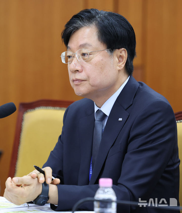 국정감사 출석한 김형철 한국지능정보사회진흥원장