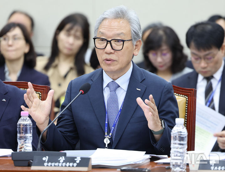 국정감사 답변하는 이상중 한국인터넷진흥원장