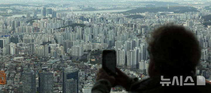 [서울=뉴시스] 김선웅 기자 = 서울 아파트 매매가격이 2주 연속 오름폭을 키웠다. 15일 한국부동산원 10월 둘째주 주간 아파트 가격 동향에 따르면 서울 아파트 매매가격은 전주 대비 0.16% 올라 88주 연속 상승세를 기록했다. 주간 상승률은 0.09%→0.12%→0.16%로 최근 2주 연속 확대되는 양상이다. 사진은 15일 서울 시내 아파트 단지의 모습. 2026.10.15. mangusta@newsis.com