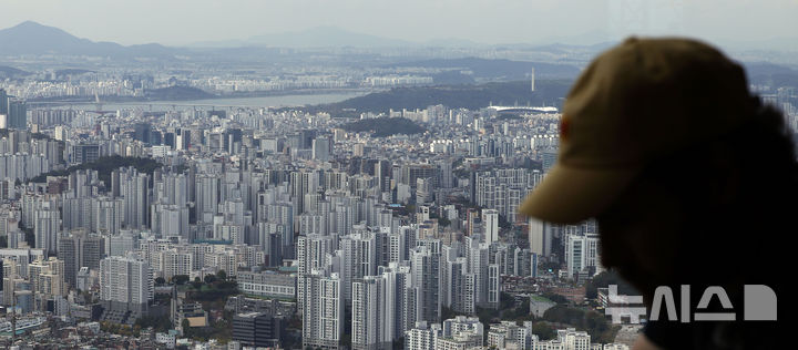 [서울=뉴시스] 김선웅 기자 = 서울 아파트 매매가격이 2주 연속 오름폭을 키웠다. 15일 한국부동산원 10월 둘째주 주간 아파트 가격 동향에 따르면 서울 아파트 매매가격은 전주 대비 0.16% 올라 88주 연속 상승세를 기록했다. 주간 상승률은 0.09%→0.12%→0.16%로 최근 2주 연속 확대되는 양상이다. 사진은 15일 서울 시내 아파트 단지의 모습. 2026.10.15. mangusta@newsis.com