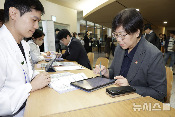 바이오 데이터 기증 행사 참석한 정은경 장관