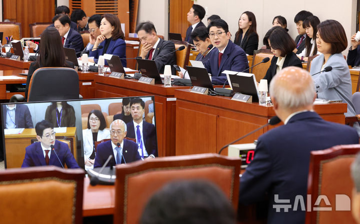 [서울=뉴시스] 고범준 기자 = 주진우 국민의힘 의원이 15일 서울 여의도 국회에서 열린 법제사법위원회 국정감사(법제처)에서 조원철 법제처장에게 질의하고 있다. 2026.10.15. bjko@newsis.com