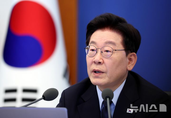 [서울=뉴시스] 조성봉 기자= 이재명 대통령이 15일 청와대에서 열린 수석보좌관회의에서 발언하고 있다. (청와대통신사진기자단) 2026.10.15. suncho21@newsis.com