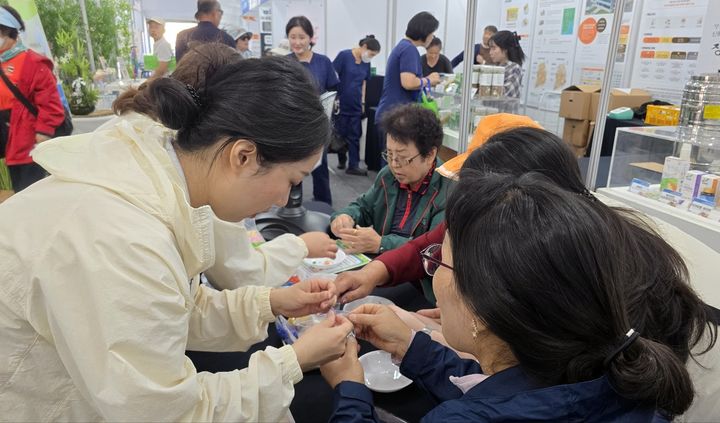[장흥=뉴시스] 이창우 기자='2026 대한민국 통합의학박람회'가 15일 장흥군 안양면에 자리한 국제통합의학박람회장에서 막을 올린 가운데 관람객들이 다양한 양·한방 진료 체험을 하고 있다. (사진=장흥군 제공) photo@newsis.com 