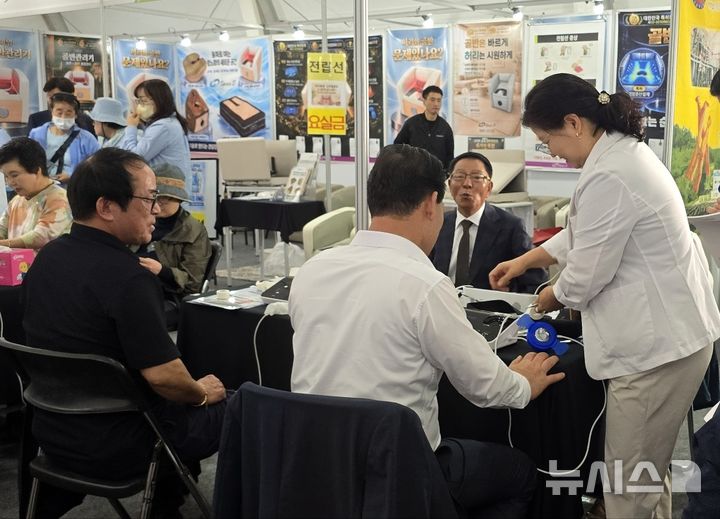 [장흥=뉴시스] 이창우 기자='2026 대한민국 통합의학박람회'가 15일 장흥군 안양면에 자리한 국제통합의학박람회장에서 막을 올린 가운데 관람객들이 다양한 양·한방 진료 체험을 하고 있다. (사진=장흥군 제공) photo@newsis.com *재판매 및 DB 금지