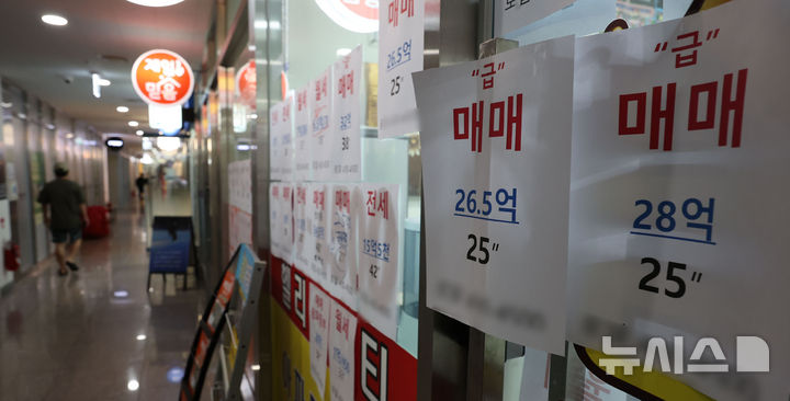 [서울=뉴시스] 권창회 기자 = 정부가 서울 전역과 경기 주요 지역을 토지거래허가구역으로 묶은 '10·15 대책'을 발표한 지 1년이 지난 가운데 서울 아파트 값이 88주 연속 오르며 역대 최장 상승 기록을 다시 갱신했다. 15일 한국부동산원이 발표한 10월 둘째주(12일 기준) 주간 아파트 가격 동향에 따르면 서울 아파트 매매가격은 전주 대비 0.16% 올랐다. 사진은 15일 서울 시내 공인중개사에 붙은 부동산 시세. 2026.10.15. kch0523@newsis.com
