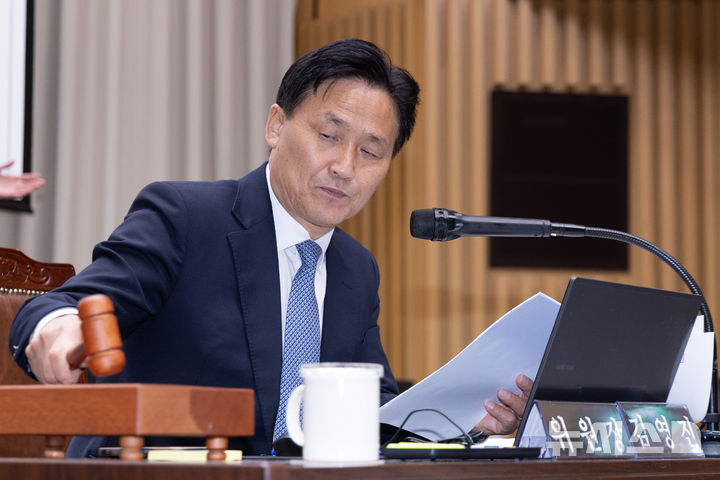 [서울=뉴시스] 황준선 기자 = 김영진 국회 행정안전위원장이 지난 15일 오후 서울시청에서 열린 국회 행정안전위원회의 서울특별시에 대한 국정감사 재개에 앞서 김지용 초대 중대범죄수사청장에 대한 인사청문 경과보고서를 채택하며 의사봉을 두드리고 있다. 2026.10.15. hwang@newsis.com