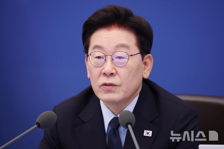 [서울=뉴시스] 조성봉 기자= 이재명 대통령이 15일 청와대에서 열린 수석보좌관회의에서 발언하고 있다. (청와대통신사진기자단) 2026.10.15. suncho21@newsis.com