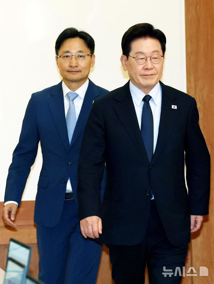 [서울=뉴시스] 조성봉 기자= 이재명 대통령이 15일 청와대에서 열린 수석보좌관회의에 임광현 신임 비서실장과 함께 입장하고 있다. (청와대통신사진기자단) 2026.10.15. suncho21@newsis.com
