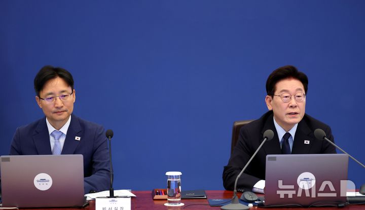 [서울=뉴시스] 조성봉 기자= 이재명 대통령이 15일 청와대에서 열린 수석보좌관회의에서 발언하고 있다. 왼쪽은 임광현 신임 비서실장. (청와대통신사진기자단) 2026.10.15. suncho21@newsis.com