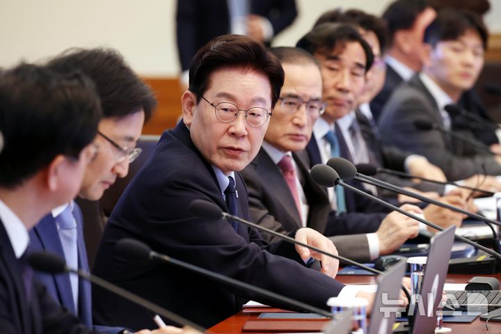 [서울=뉴시스] 조성봉 기자= 이재명 대통령이 15일 청와대에서 열린 수석보좌관회의에서 발언하고 있다. (청와대통신사진기자단) 2026.10.15. suncho21@newsis.com