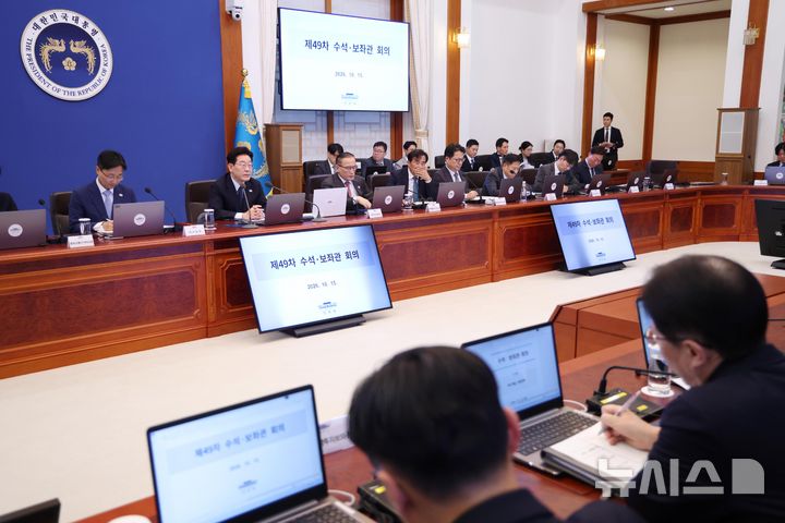 [서울=뉴시스] 조성봉 기자= 이재명 대통령이 15일 청와대에서 열린 수석보좌관회의에서 발언하고 있다. (청와대통신사진기자단) 2026.10.15. suncho21@newsis.com