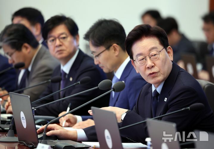 [서울=뉴시스] 조성봉 기자= 이재명 대통령이 15일 청와대에서 열린 수석보좌관회의에서 발언하고 있다. (청와대통신사진기자단) 2026.10.15. suncho21@newsis.com