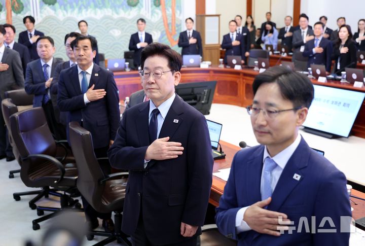 [서울=뉴시스] 조성봉 기자= 이재명 대통령이 15일 청와대에서 열린 수석보좌관회의에서 국민의례를 하고 있다. 오른쪽은 임광현 신임 비서실장. (청와대통신사진기자단) 2026.10.15. suncho21@newsis.com