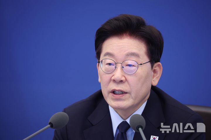[서울=뉴시스] 조성봉 기자= 이재명 대통령이 15일 청와대에서 열린 수석보좌관회의에서 발언하고 있다. (청와대통신사진기자단) 2026.10.15. suncho21@newsis.com