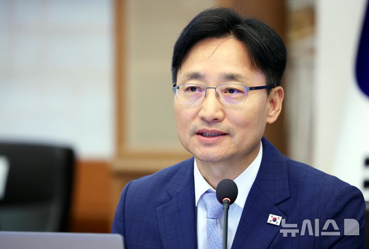 [서울=뉴시스] 조성봉 기자= 임광현 신임 대통령 비서실장이 15일 청와대에서 열린 수석보좌관회의에서 발언하고 있다. (청와대통신사진기자단) 2026.10.15. suncho21@newsis.com