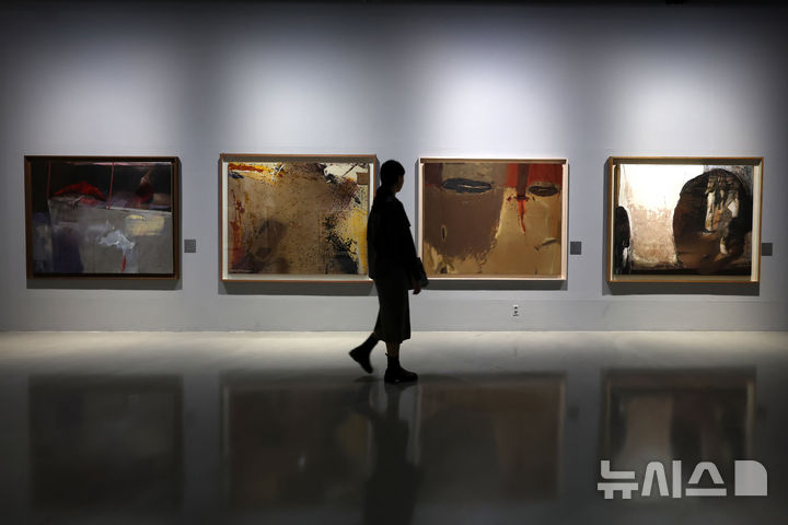 [서울=뉴시스] 박진희 기자 = 한국문화예술위원회 아르코미술관은 15일 서울 종로구 아르코미술관에서 소장품 특별기획전 '소장품, 시대의 장면들' 기자간담회를 갖고 주요 작품을 선보이고 있다. 대한민국 미술대전 대상 작품들이 전시되어 있다. 2026.10.15. pak7130@newsis.com