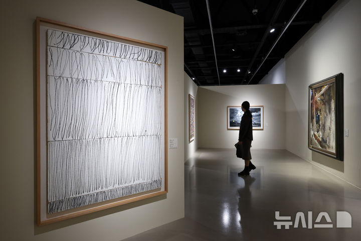 [서울=뉴시스] 박진희 기자 = 한국문화예술위원회 아르코미술관은 15일 서울 종로구 아르코미술관에서 소장품 특별기획전 '소장품, 시대의 장면들' 기자간담회를 갖고 이건용 작가의 작품 '신체드로잉 76-1-1999'(왼쪽)를 선보이고 있다. 2026.10.15. pak7130@newsis.com