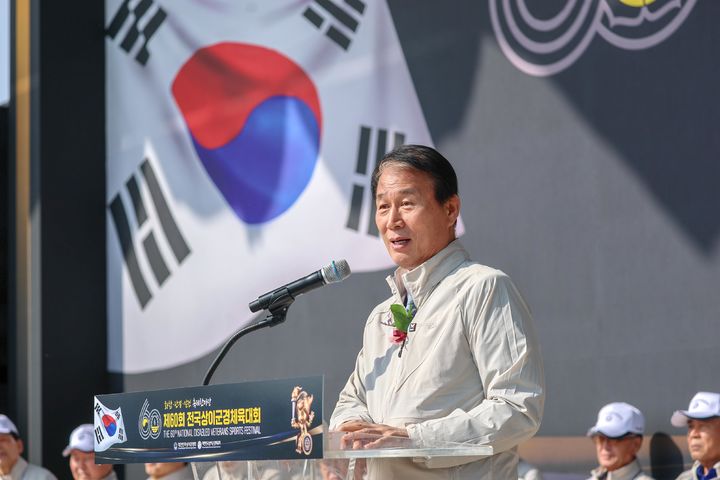 [서울=뉴시스] 권오을 국가보훈부 장관이 15일 경기 수원시 보훈재활체육센터에서 열린 제60회 전국상이군경체육대회 개회식에서 격려사를 하고 있다. (사진=보훈부 제공) 2026.10.15. photo@newsis.com *재판매 및 DB 금지