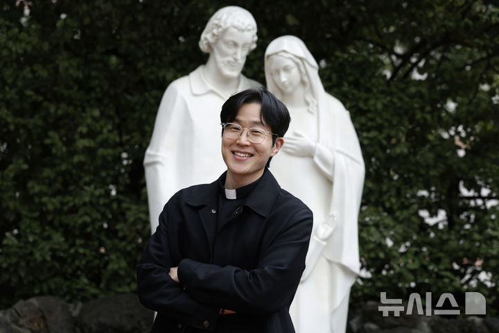 [서울=뉴시스] 최동준 기자 = 이창민 신부가 15일 서울 구로 성당에서 뉴시스와 인터뷰에 앞서 포즈를 취하고 있다. 2026.10.15. photocdj@newsis.com