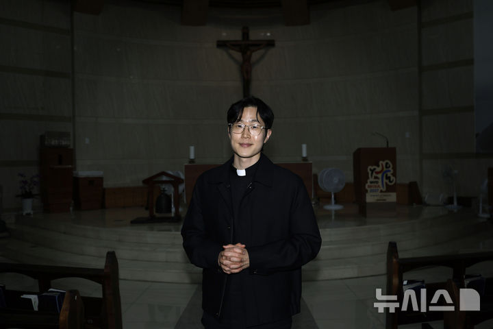 [서울=뉴시스] 최동준 기자 = 이창민 신부가 15일 서울 구로 성당에서 뉴시스와 인터뷰에 앞서 포즈를 취하고 있다. 2026.10.15. photocdj@newsis.com